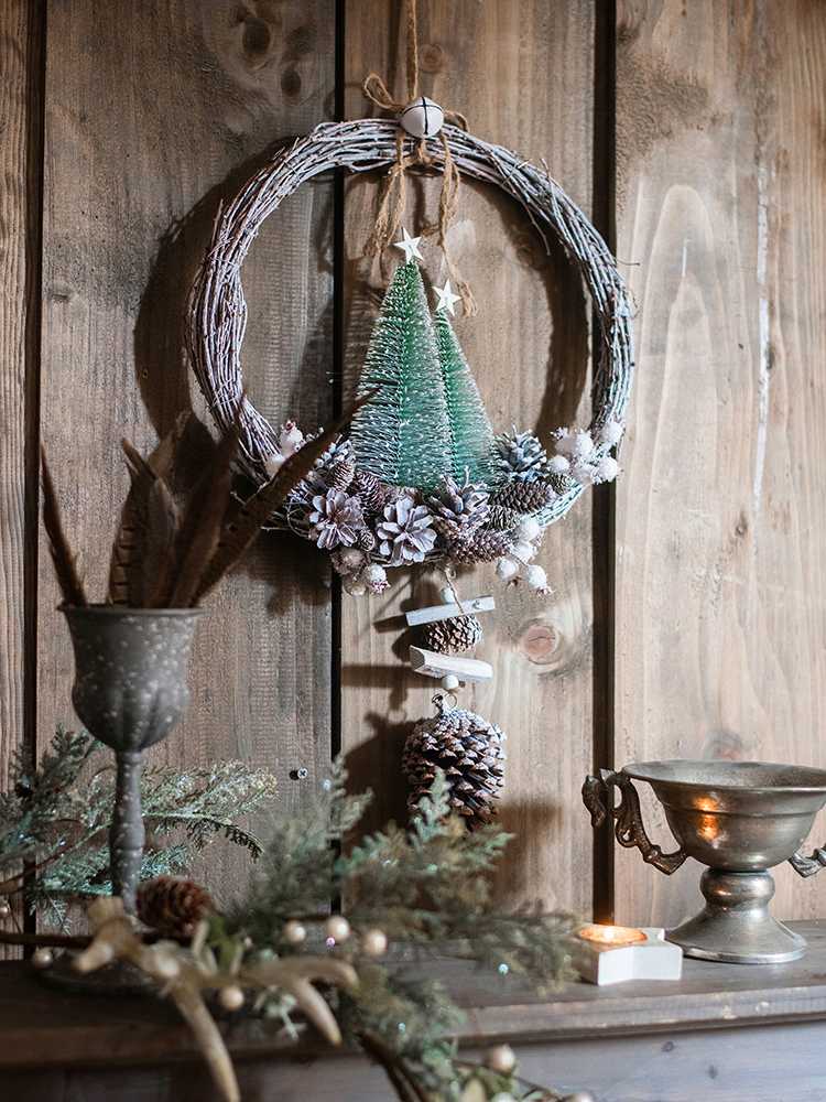 Log Wall Mounted Draping Garland